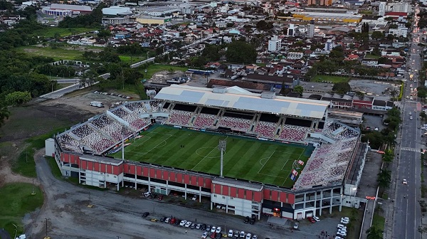Distrito Industrial do Paranaguamirim em Joinville, com galpões logísticos e vegetação subtropical ao redor